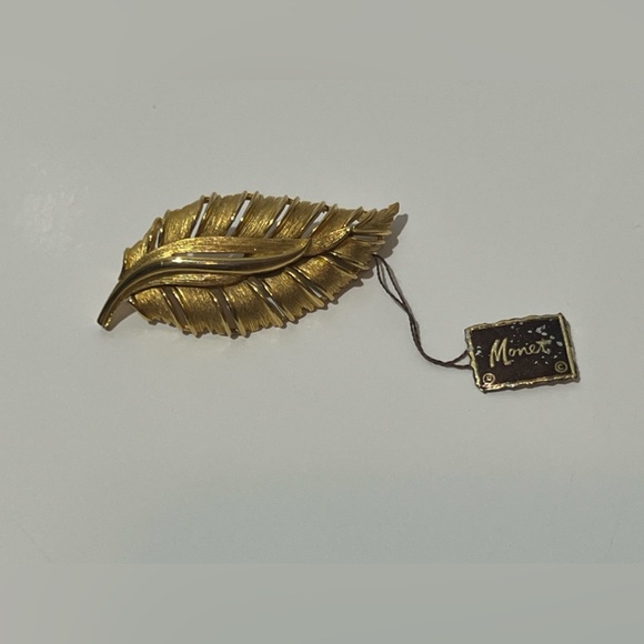 Vintage Monet Angea 1270 Leaf Brooch Pin With Original Tags Gold Tone Textured - Picture 2 of 9
